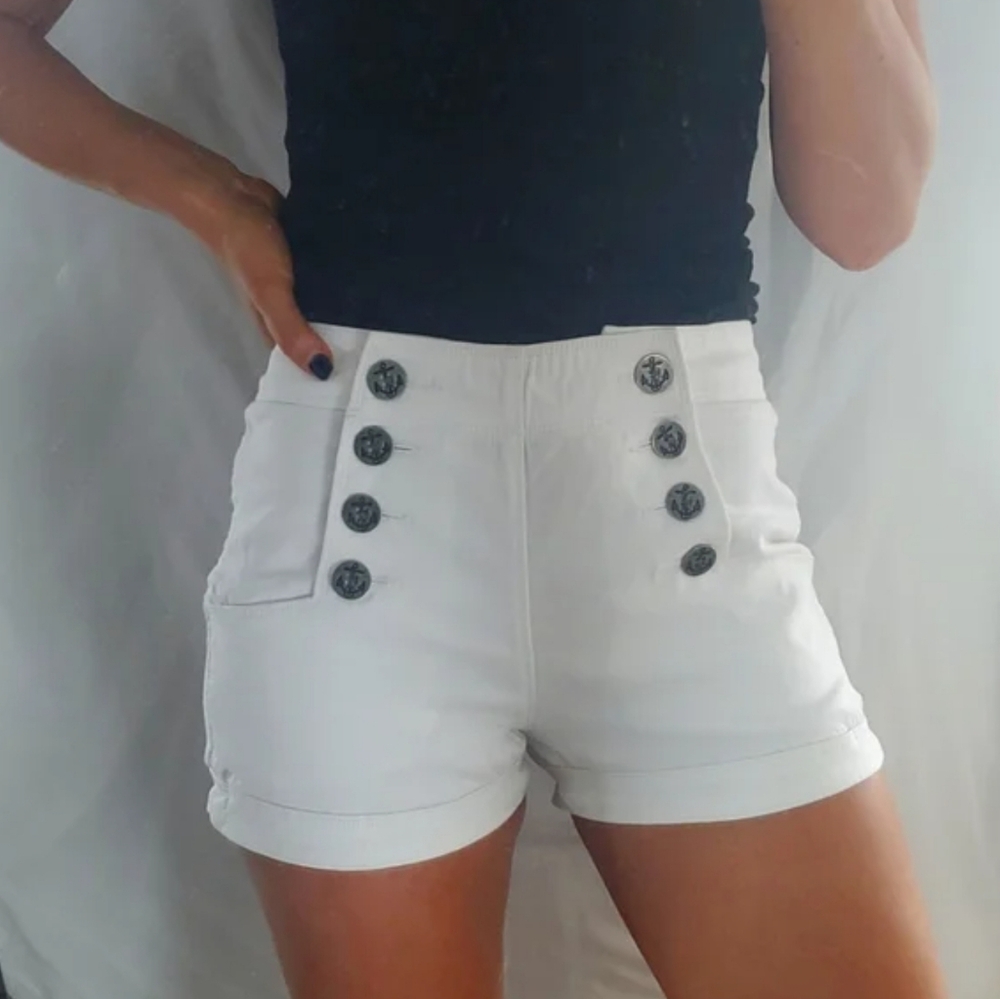Express ✨️ White Cotton Buttoned Women's Shorts Size 2